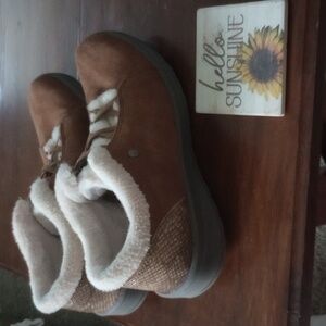Bzees ankle booties,soft faux fur trim, slip-on,warm,soft,8.5, softarch support.